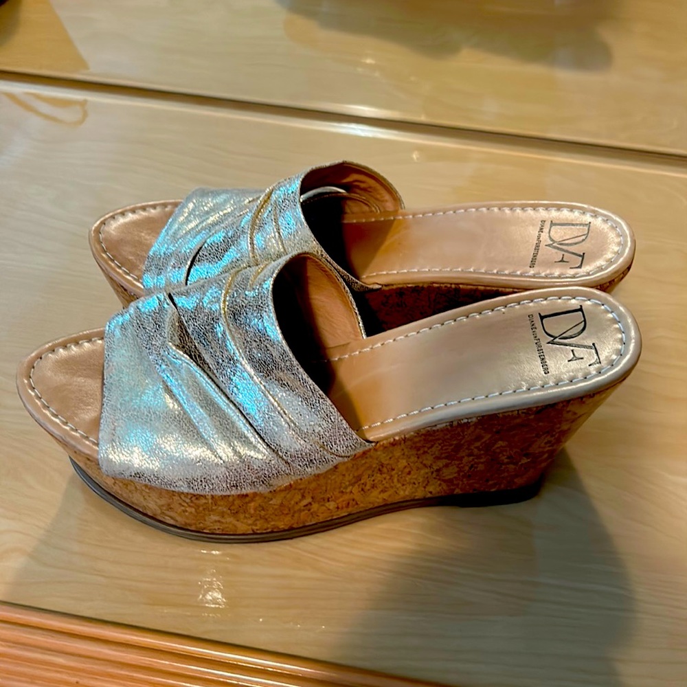 Beautiful platform slide sandals in new condition only two times where